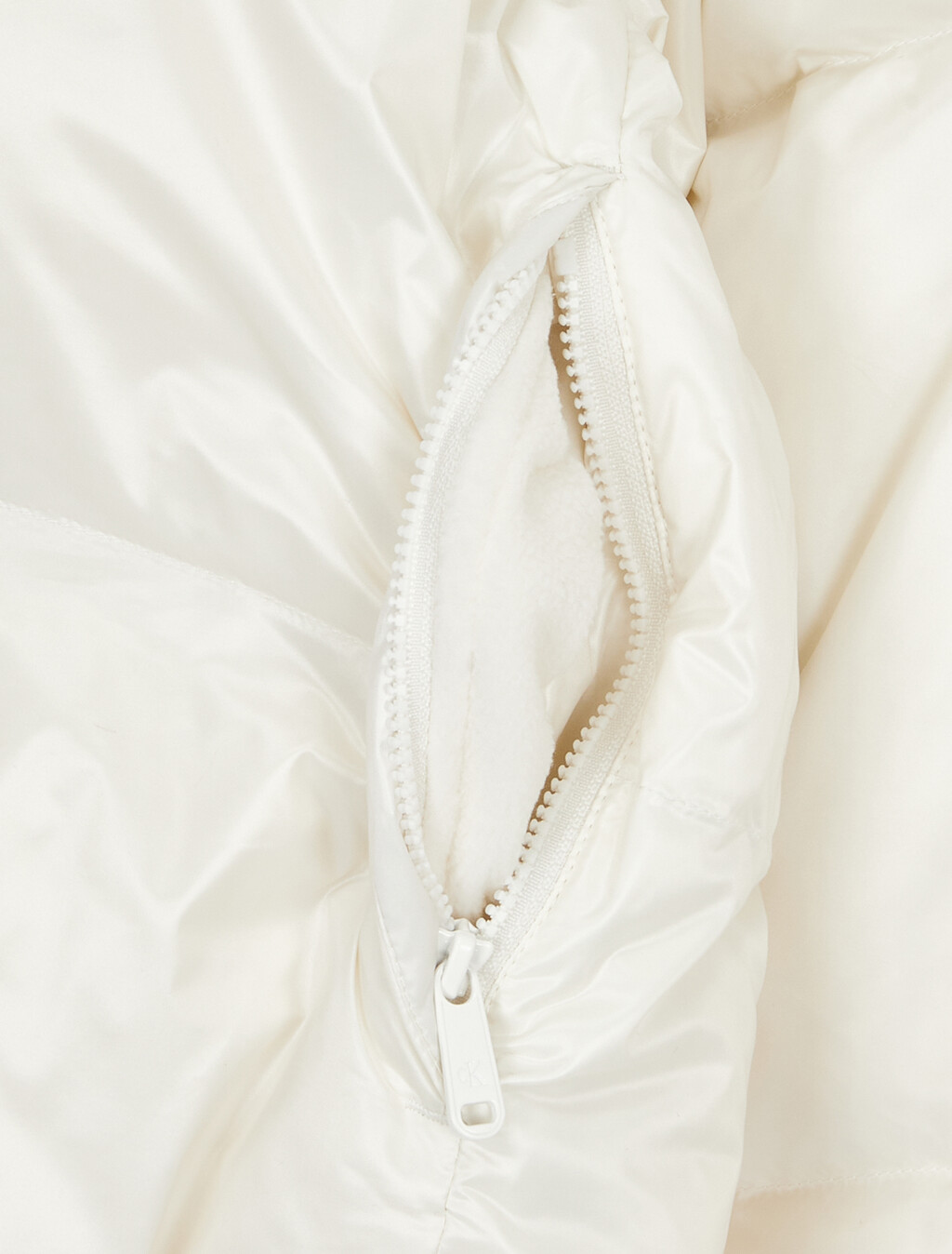 Buy 여성 크롭 글로시 커브드 퀼팅 다운 푸퍼 in color WHITE