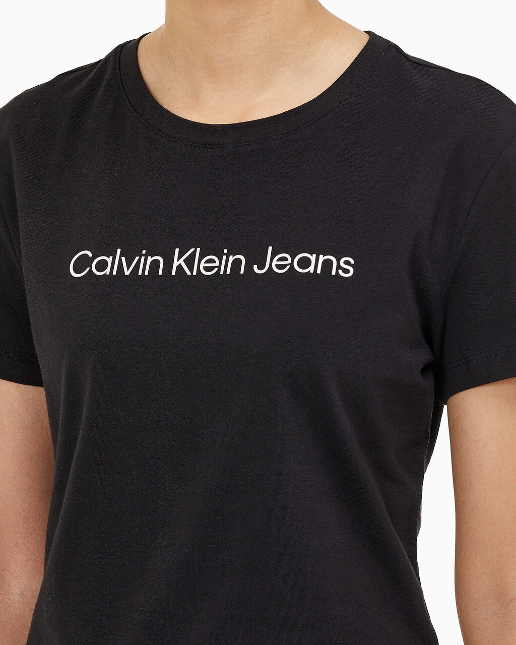 Buy 여성 슬림핏 인스티튜셔널 로고 반팔 티셔츠 in color CK BLACK