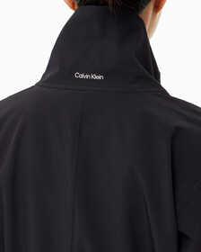 Buy 여성 리플렉티브 로고 레귤러 핏 윈드브레이커 in color BLACK