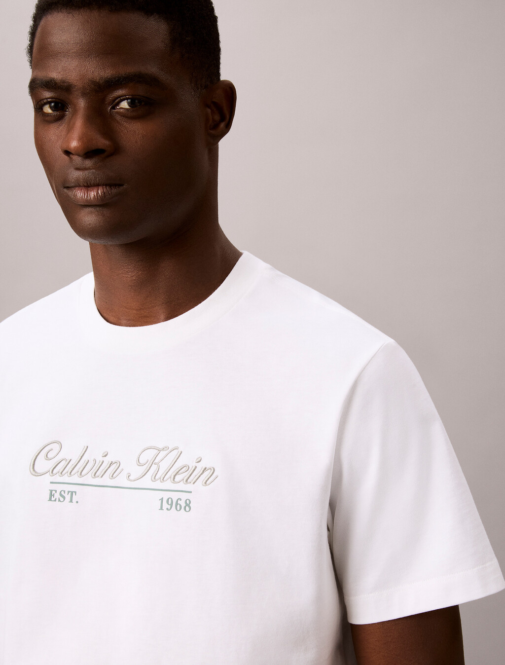Buy 캘빈 커시브 그래픽 티 in color BRIGHT WHITE