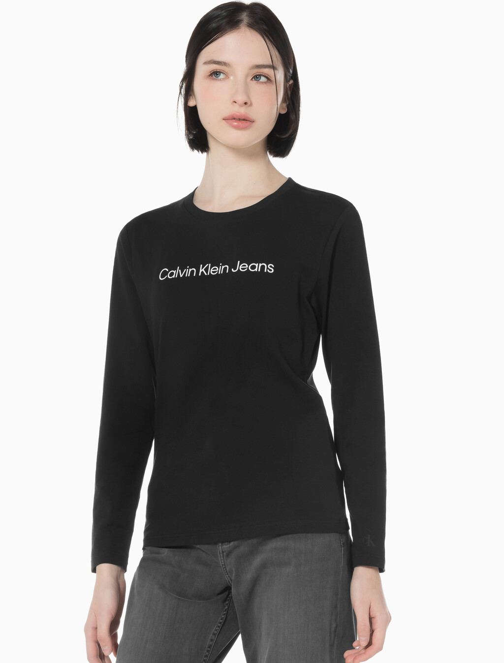 Buy 여성 슬림핏 인스티튜셔널 로고 긴팔 티셔츠 in color CK BLACK