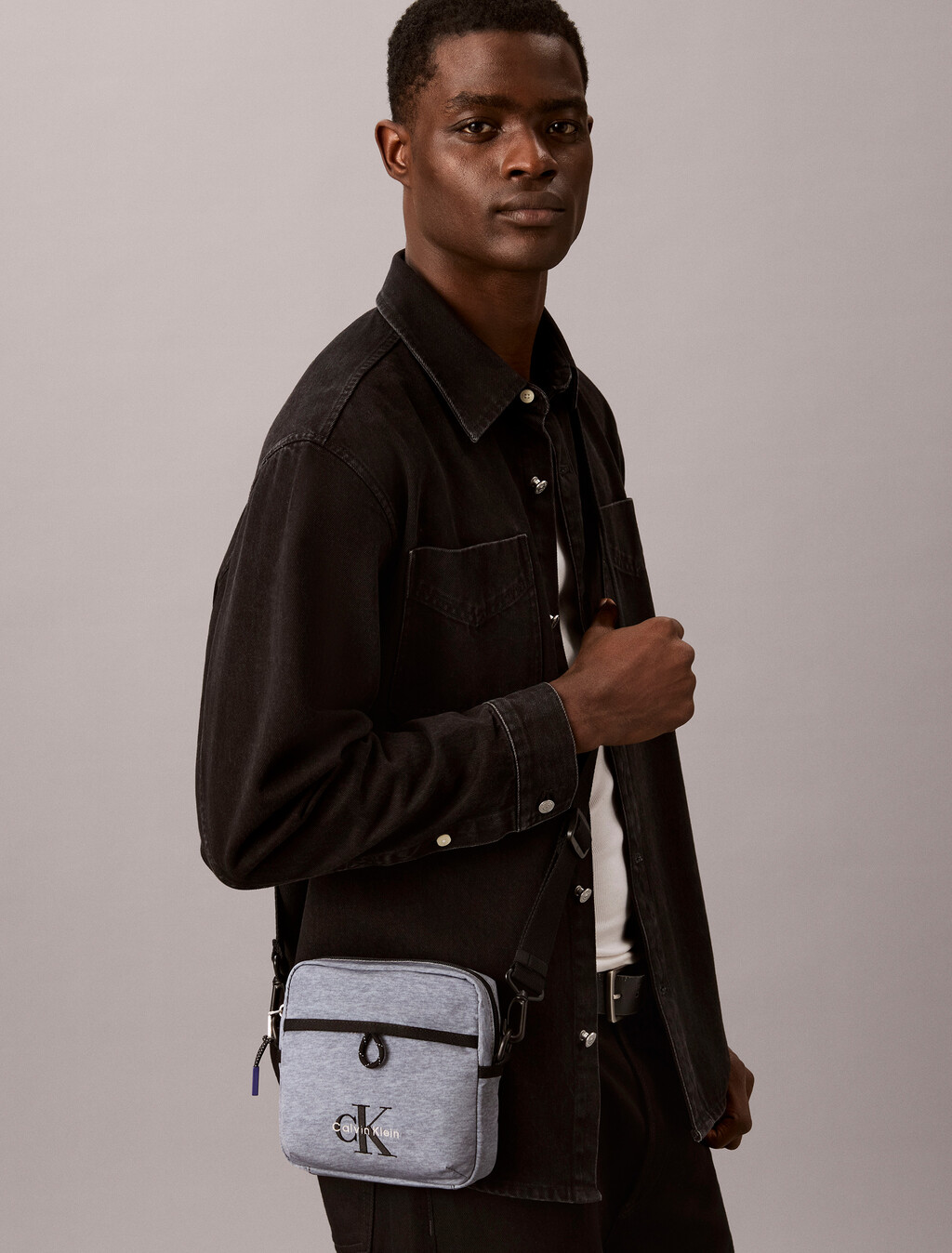 Buy 남성 볼드 로고 나일론 헤더 스퀘어 크로스바디 in color Grey