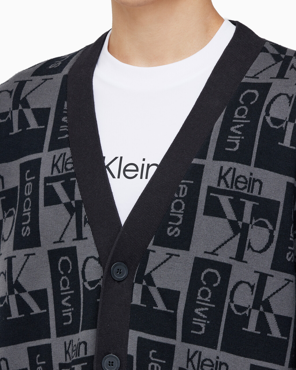 Buy 남성  릴렉스 핏 AOP 로고 스웨터 가디건 in color CK BLACK