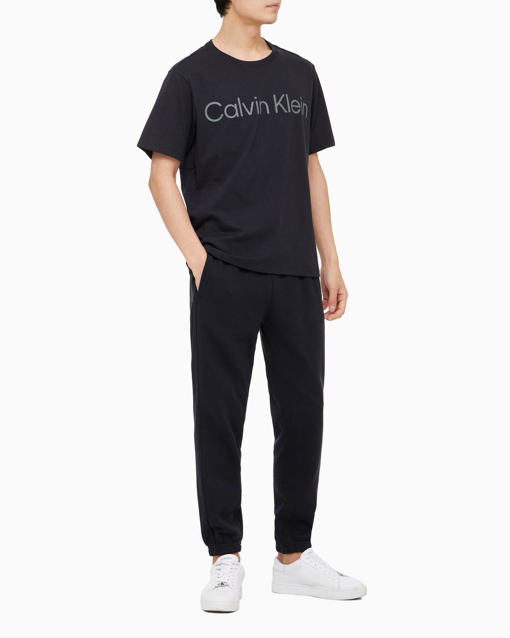 Buy 남성 레귤러 핏 에센셜 볼드 로고 반팔 티셔츠 in color BLACK