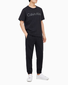 Buy 남성 레귤러 핏 에센셜 볼드 로고 반팔 티셔츠 in color BLACK