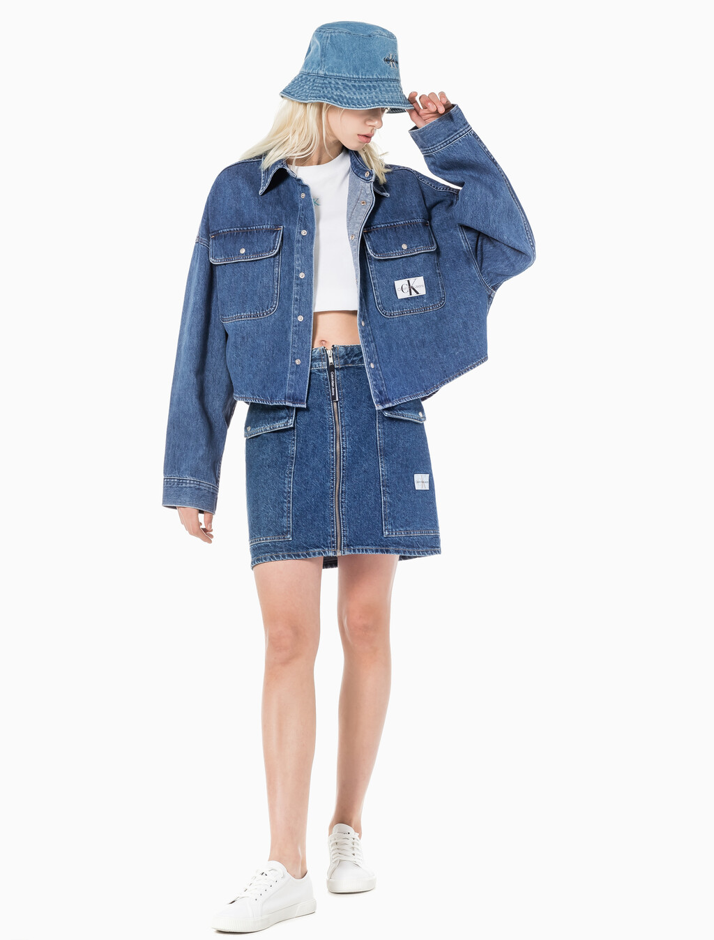 Buy 여성 오버사이즈핏 미드블루 크롭 데님 재킷 in color MID BLUE BACK EMBRO