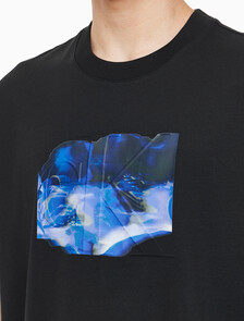 Buy 남성 오버핏 그래픽 로고 반팔 티셔츠 in color CK BLACK