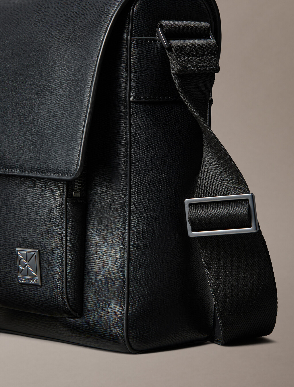 Buy 남성 하드웨어 엠블럼 플랩 메신저 in color BLACK