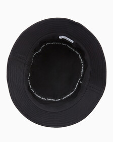 Buy 남녀공용 CKJ 스포츠 에센셜 모노그램  로고 버킷햇 in color METAL