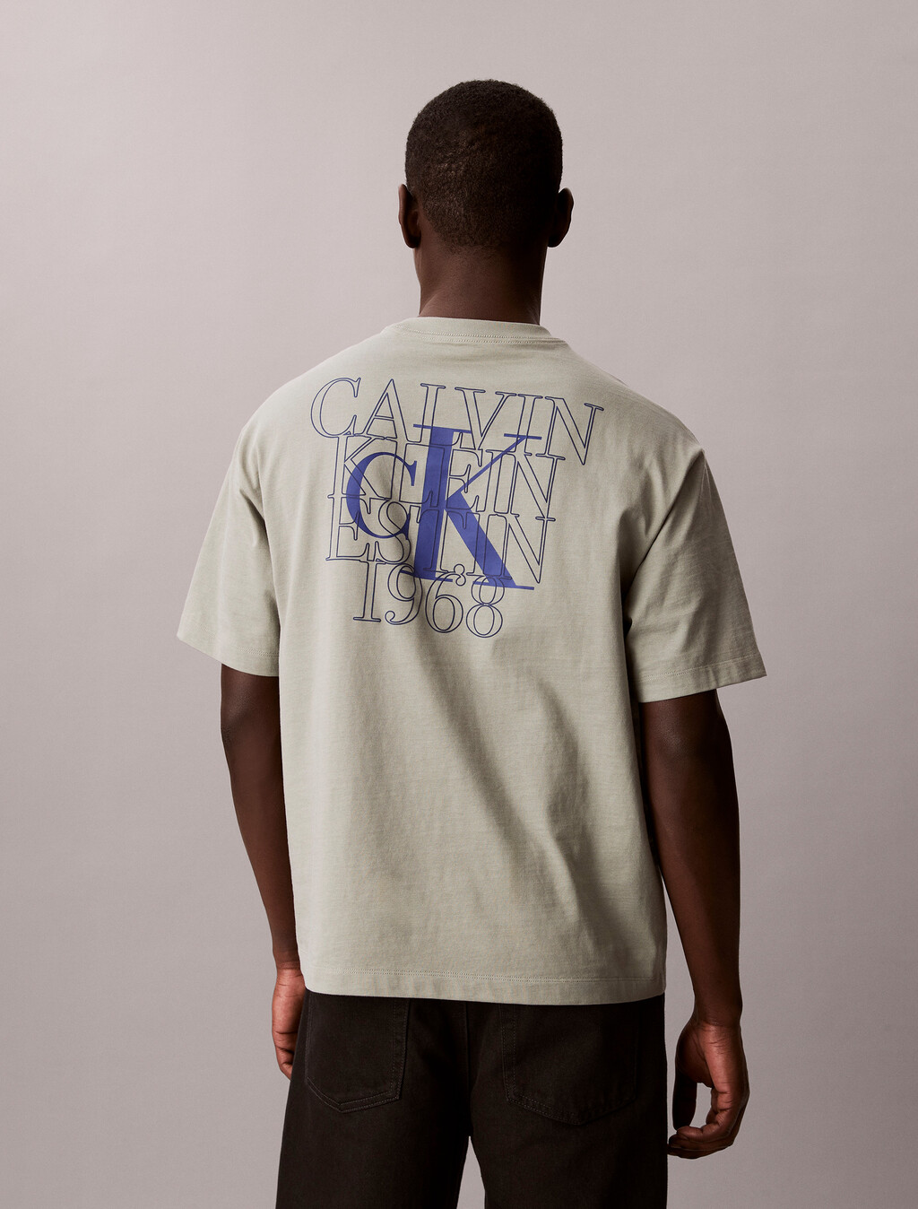 Buy 릴렉스드핏 16S 저지 엠보스드 모노로고 티 in color Grey