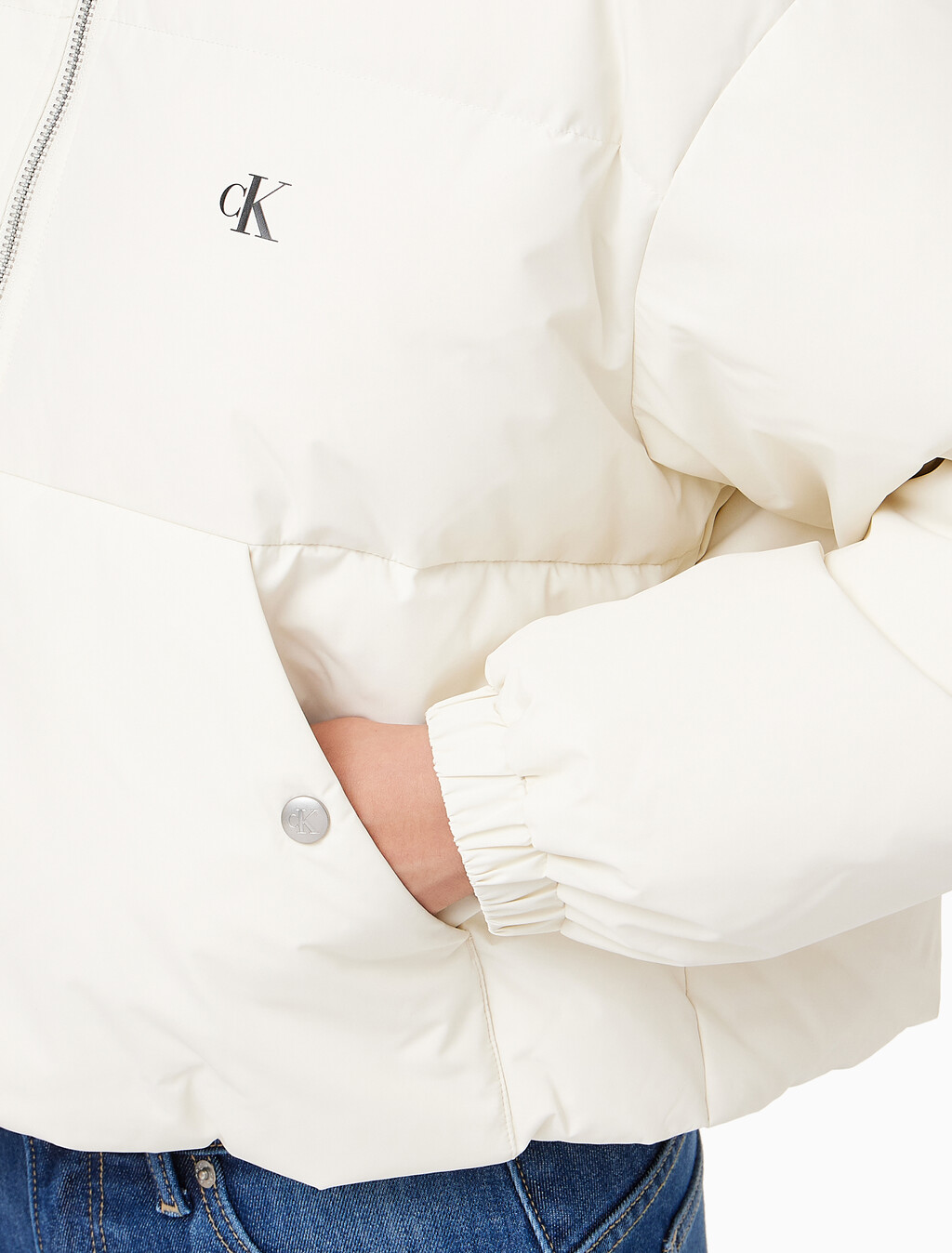Buy 여성 볼륨 넥 크롭 다운 푸퍼 in color WHITE