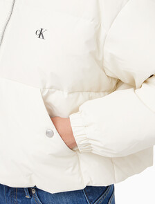 Buy 여성 볼륨 넥 크롭 다운 푸퍼 in color WHITE