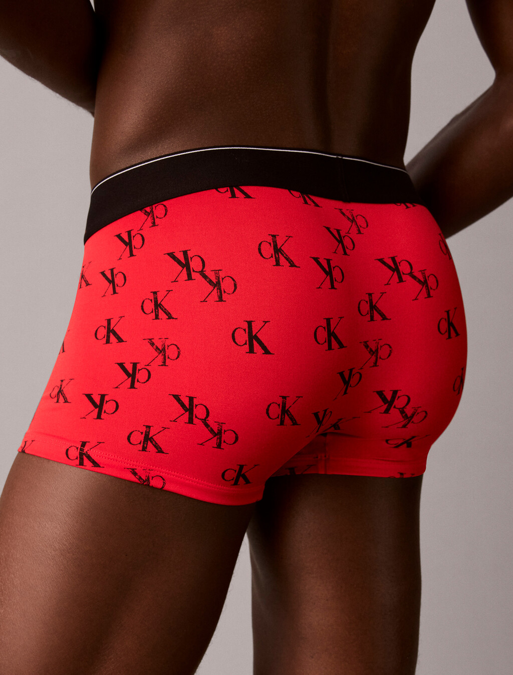 Buy 남성 CK 그래픽 마이크로 로우 라이즈 트렁크 in color Smudge Logo CK Giga Goji Berry
