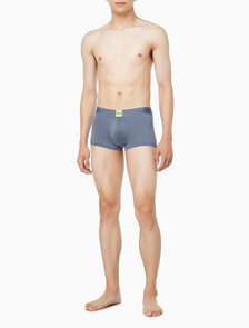 Buy 남성 모던 로고 패치 마이크로 로우 라이즈 트렁크 in color Grey