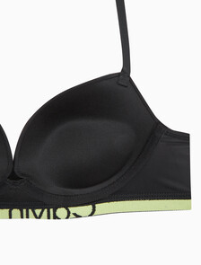 Buy 여성 퓨쳐 쉬프트 마이크로 AF 푸쉬업 브라 in color BLACK