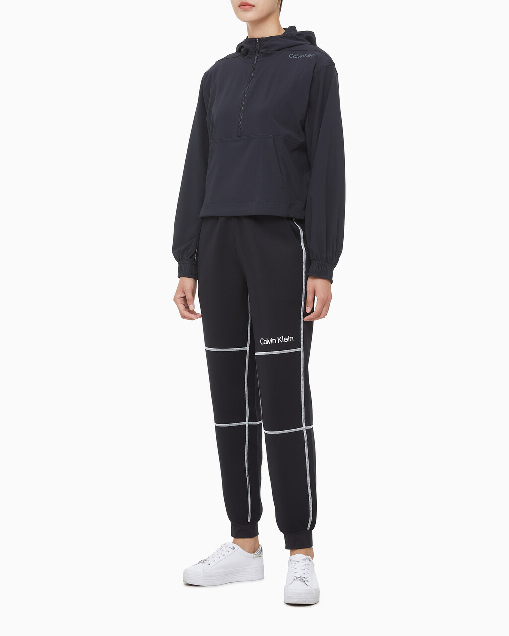 Buy 여성 레귤러핏 아노락 in color BLACK