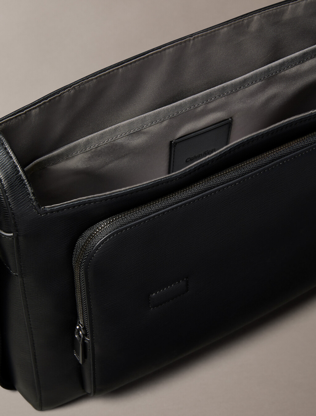 Buy 남성 하드웨어 엠블럼 플랩 메신저 in color BLACK