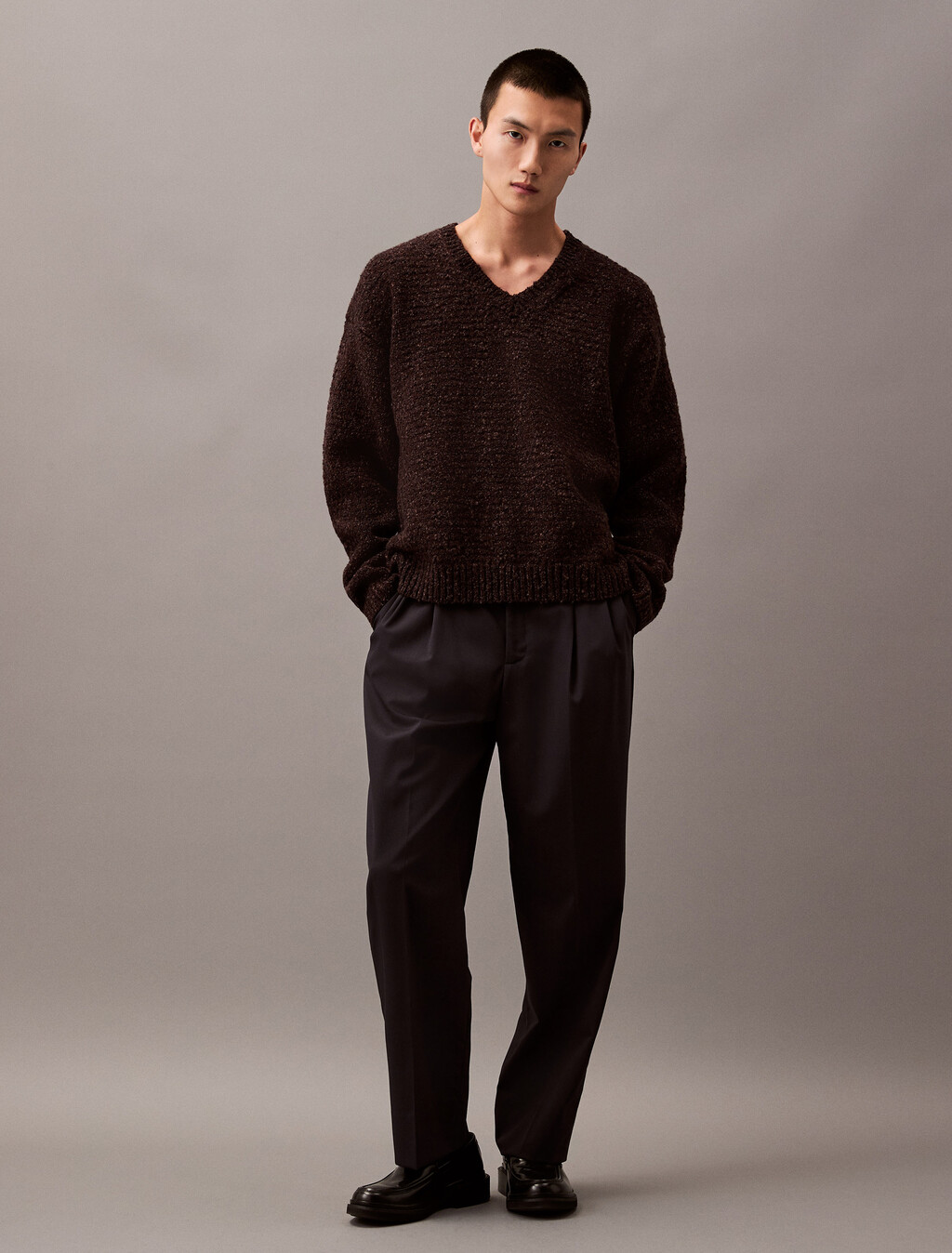 Buy 남성 롱슬리브 청키 울 브이넥 스웨터 in color KHAKI