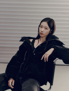 Buy 여성 디터쳐블 후디 다운 푸퍼 in color CK BLACK