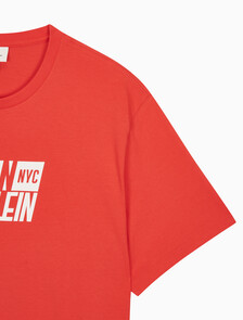 Buy 남성 레귤러핏 스포츠 로고 반팔 티셔츠 in color RED ALERT