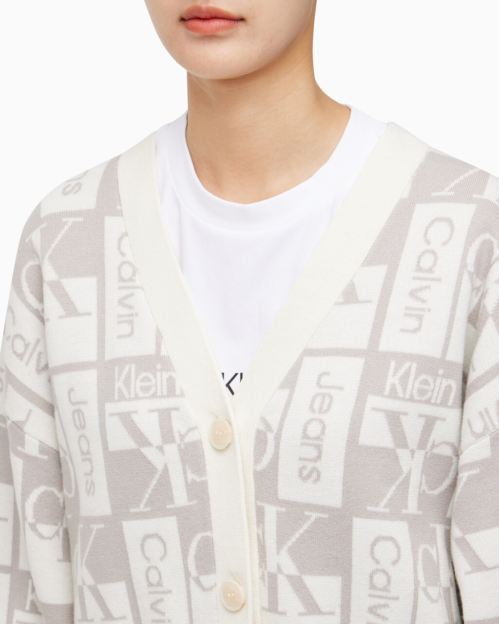 Buy 여성 투웨이 브이넥 AOP 크롭 가디건 in color GREY