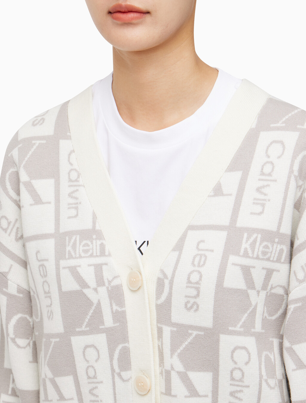 Buy 여성 투웨이 브이넥 AOP 크롭 가디건 in color GREY