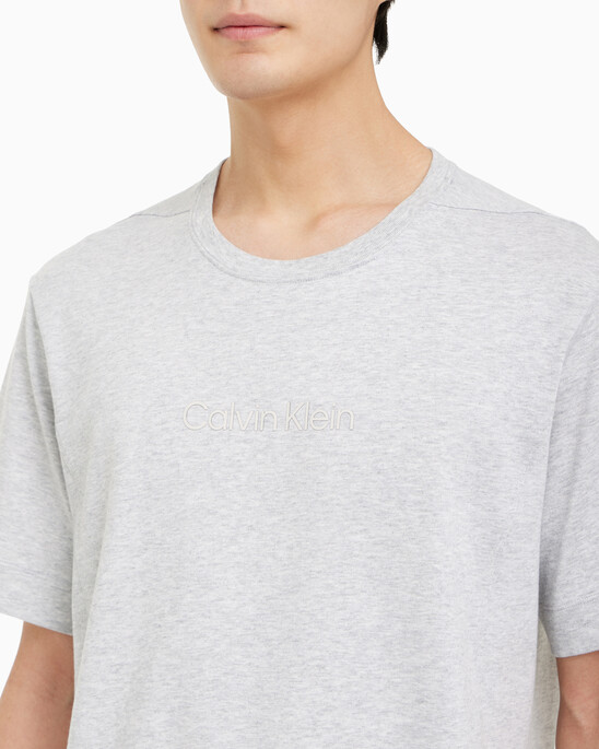 남성 레귤러 핏 에센셜 로고 반팔 티셔츠