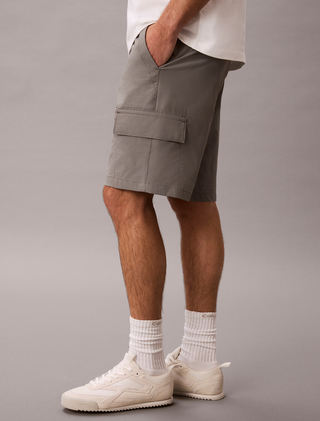 Buy 테크 나일론 릴렉스 유틸리티 쇼츠 in color Brown