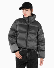 Buy 여성 투톤 글로시 디터쳐블 크롭 다운 in color GREY