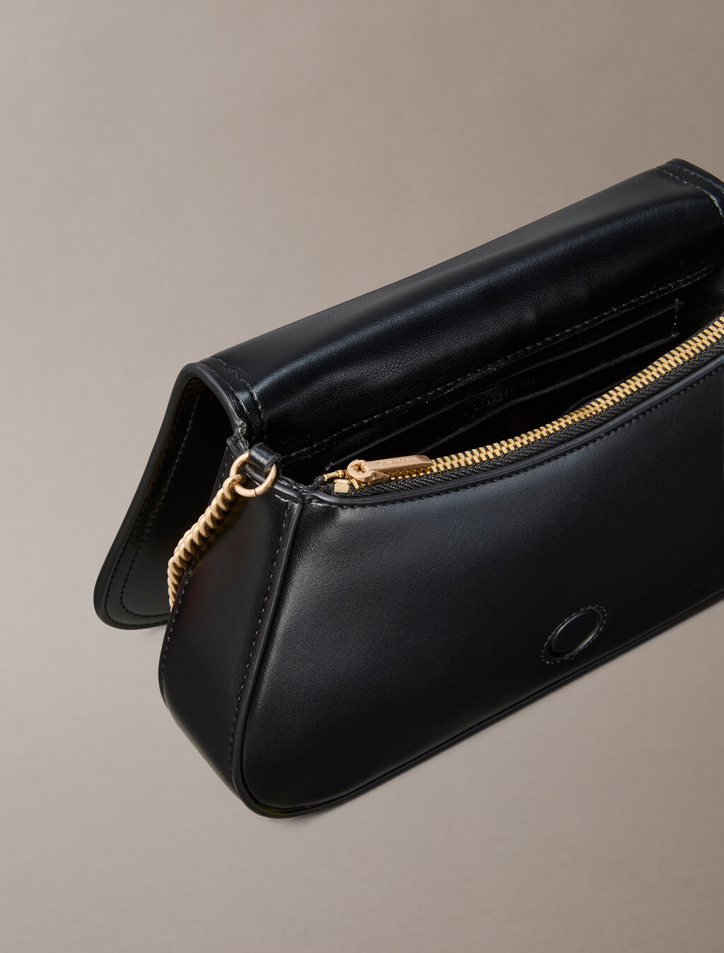 Buy 여성 하드웨어 모노그램 미디움 체인 지갑 in color BLACK