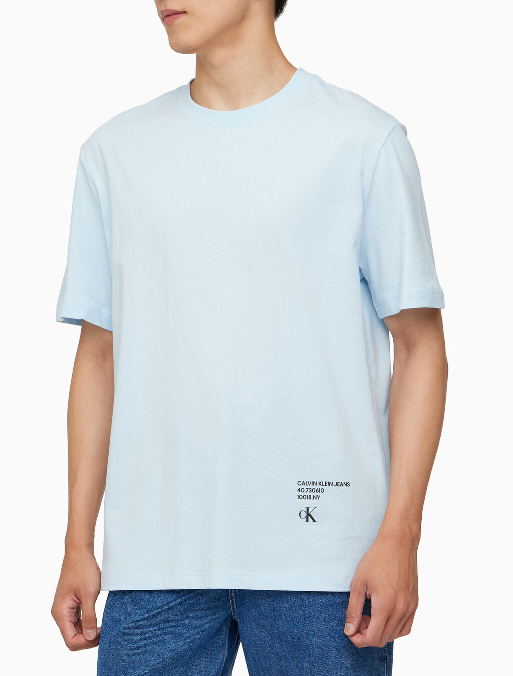 Buy 남성 릴렉스핏 모던 메탈 로고 반팔 티셔츠 in color KEEPSAKE BLUE