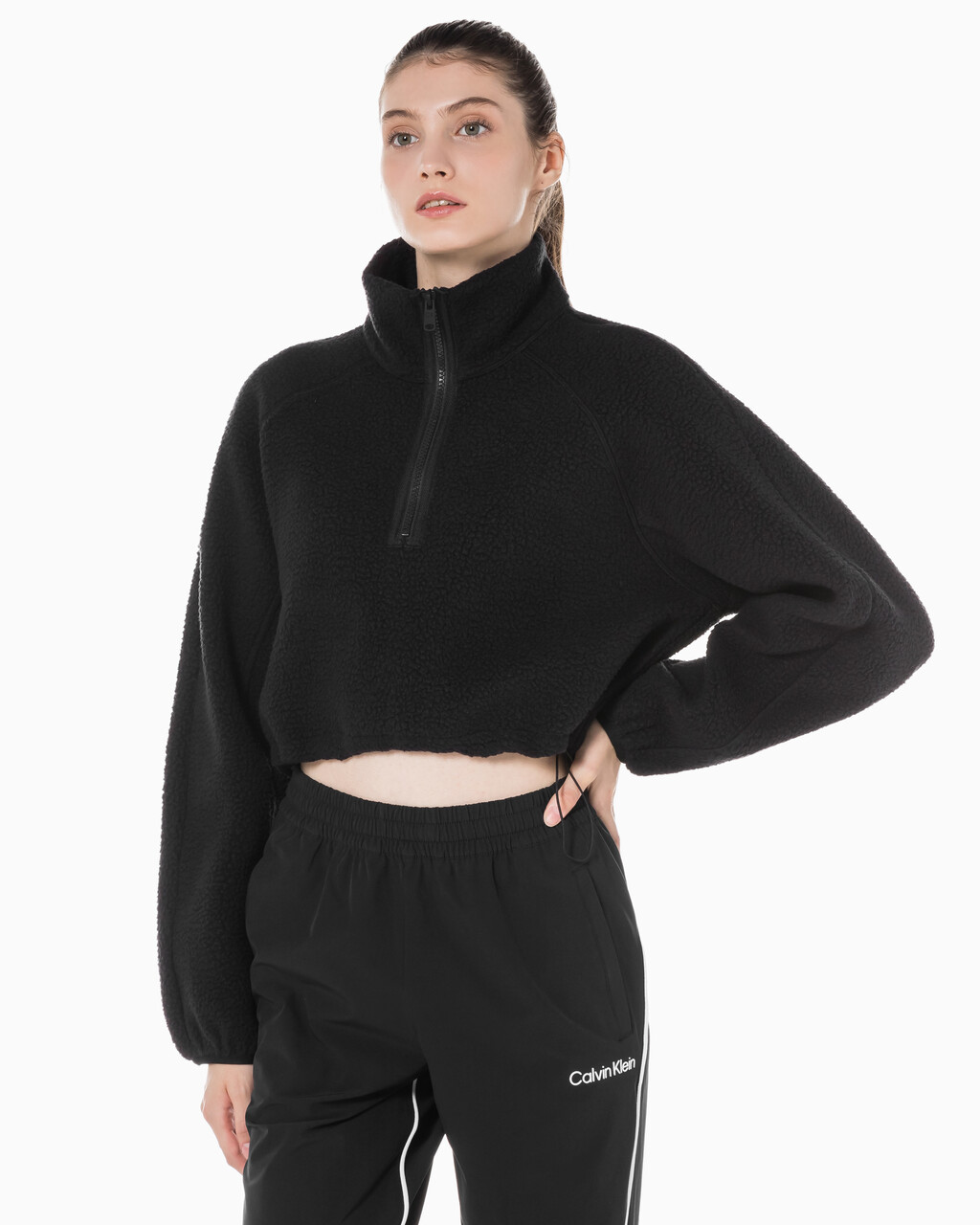 Buy 여성 릴랙스핏 쉐르파 크롭 풀오버 in color BLACK
