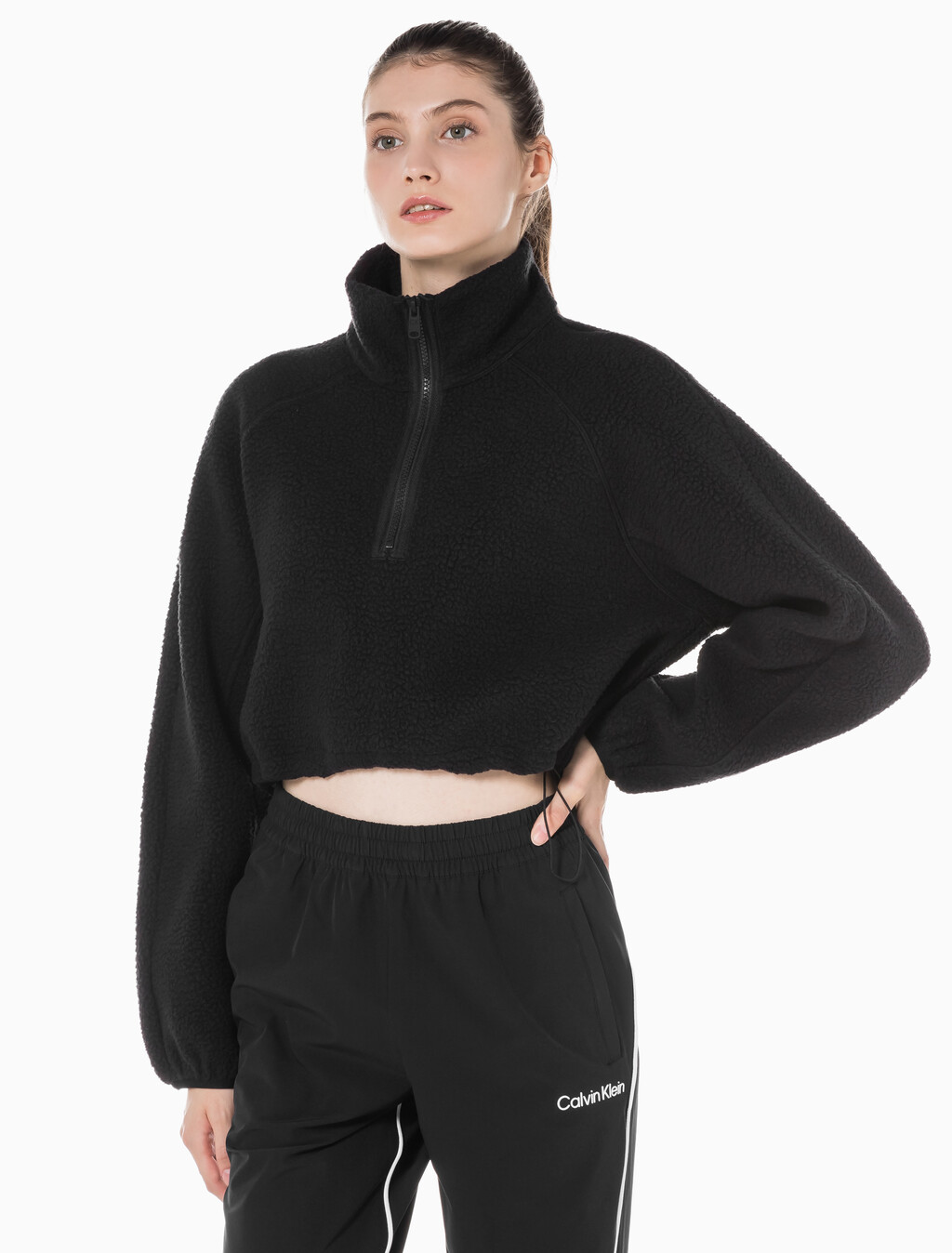 Buy 여성 릴랙스핏 쉐르파 크롭 풀오버 in color BLACK