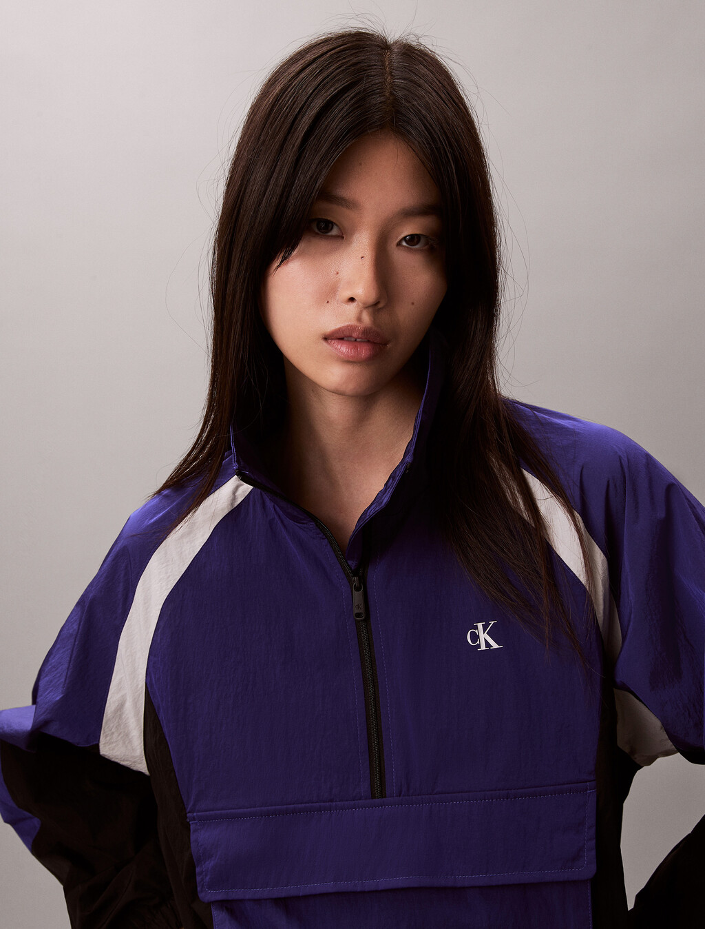 Buy 여성 숏 컬러블록 풀오버 in color Blue