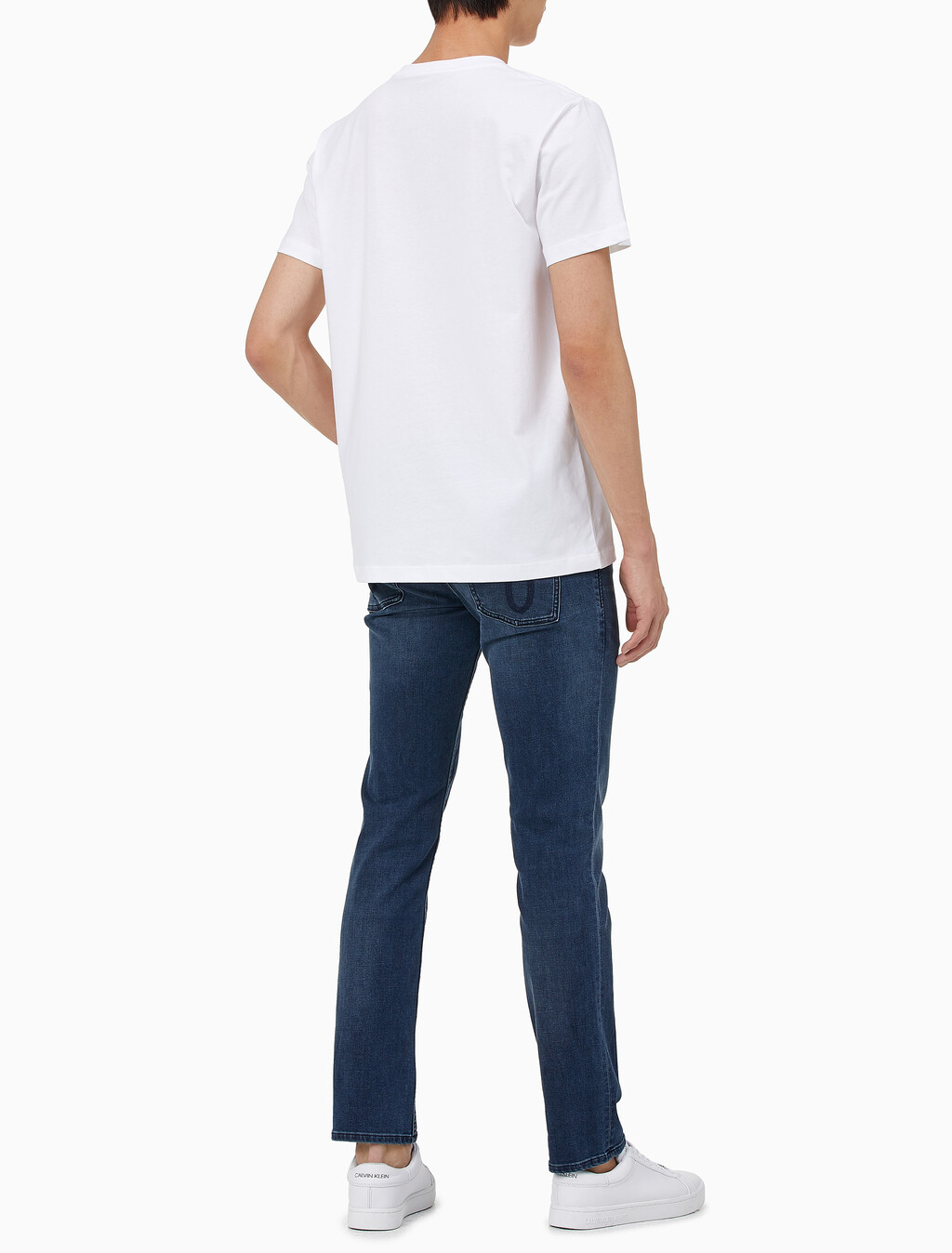 Buy 남성 레귤러핏 CK 로고 뱃지 반팔 티셔츠 in color BRIGHT WHITE