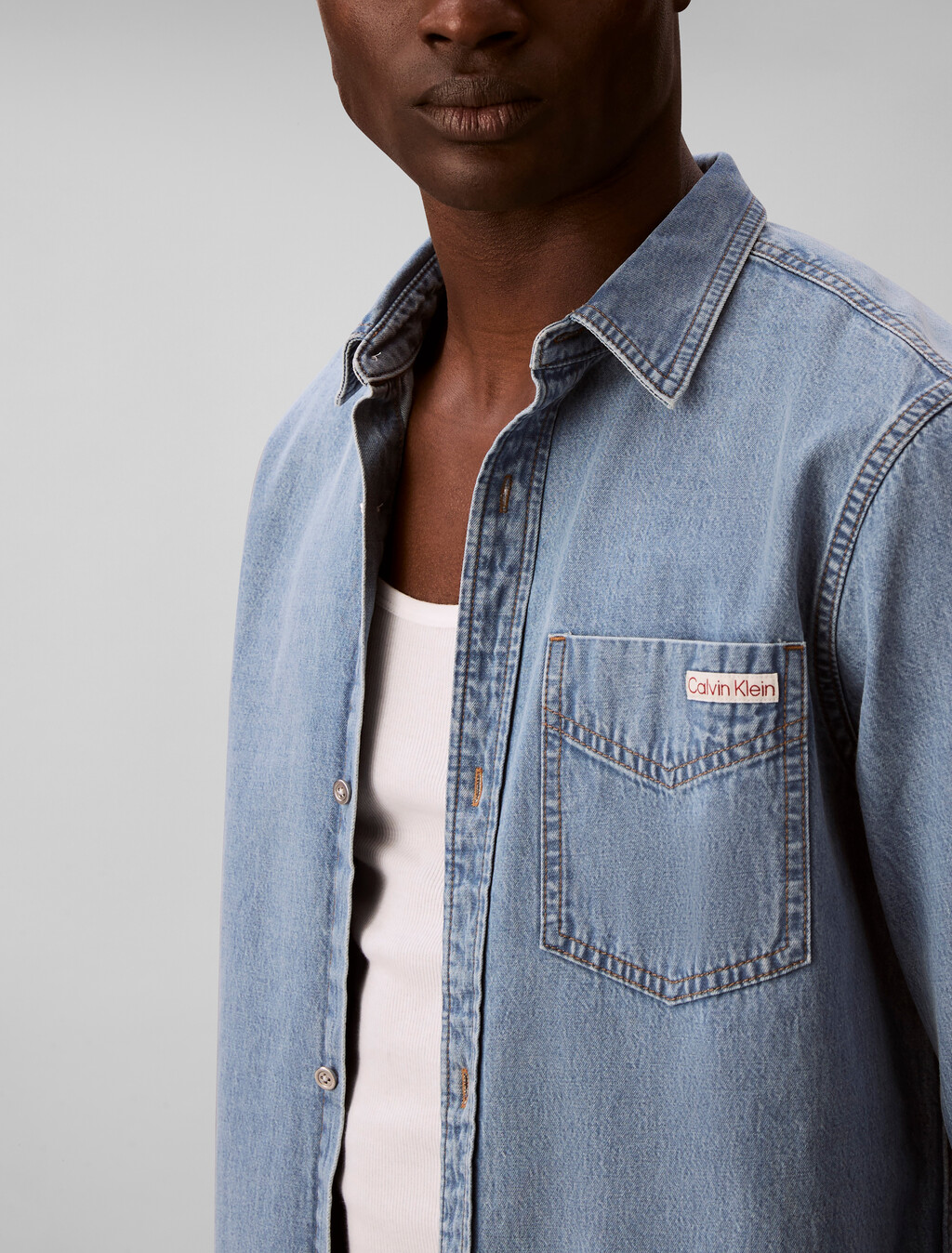 Buy 남성 에센셜 클래식 블루 데님 셔츠 in color Light blue