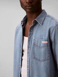 Buy 남성 에센셜 클래식 블루 데님 셔츠 in color Light blue