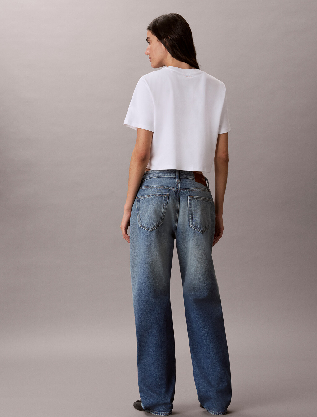 Buy 여성 슬릭 인터록 크롭드 티 in color BRIGHT WHITE