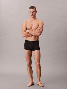 Buy 남성 CK 그래픽 마이크로 로우 라이즈 트렁크 in color BLACK