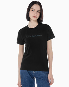 Buy 여성 슬림핏 인스티튜셔널 로고 반팔 티셔츠 in color CK BLACK