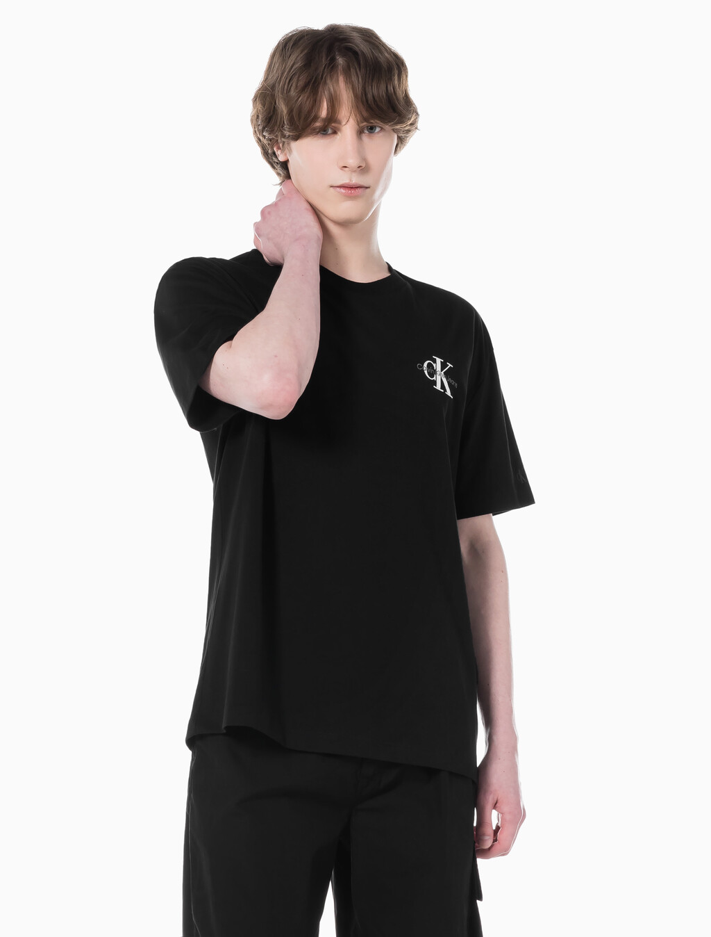 Buy 남성 릴렉스핏 엠보싱 로고 반팔 티셔츠 in color CK BLACK