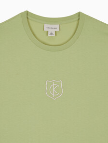 Buy 남성 레귤러핏 CK 쉴드 반팔 티셔츠 in color NILE
