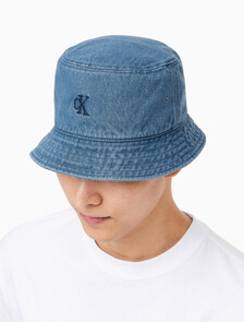 Buy 남녀공용 CKJ 스몰 모노그램 로고 데님 버킷햇 in color BLUE