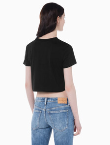 Buy 여성 레귤러핏 크롭 로고 반팔 티셔츠 in color CK BLACK