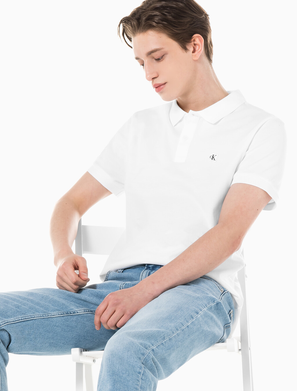 Buy 남성 슬림핏 CK 뱃지 로고 반팔 폴로 티셔츠 in color BRIGHT WHITE