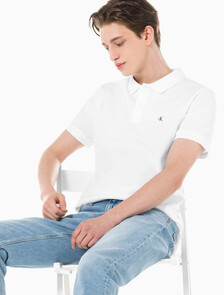 Buy 남성 슬림핏 CK 뱃지 로고 반팔 폴로 티셔츠 in color BRIGHT WHITE