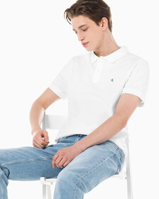 Buy 남성 슬림핏 CK 뱃지 로고 반팔 폴로 티셔츠 in color BRIGHT WHITE
