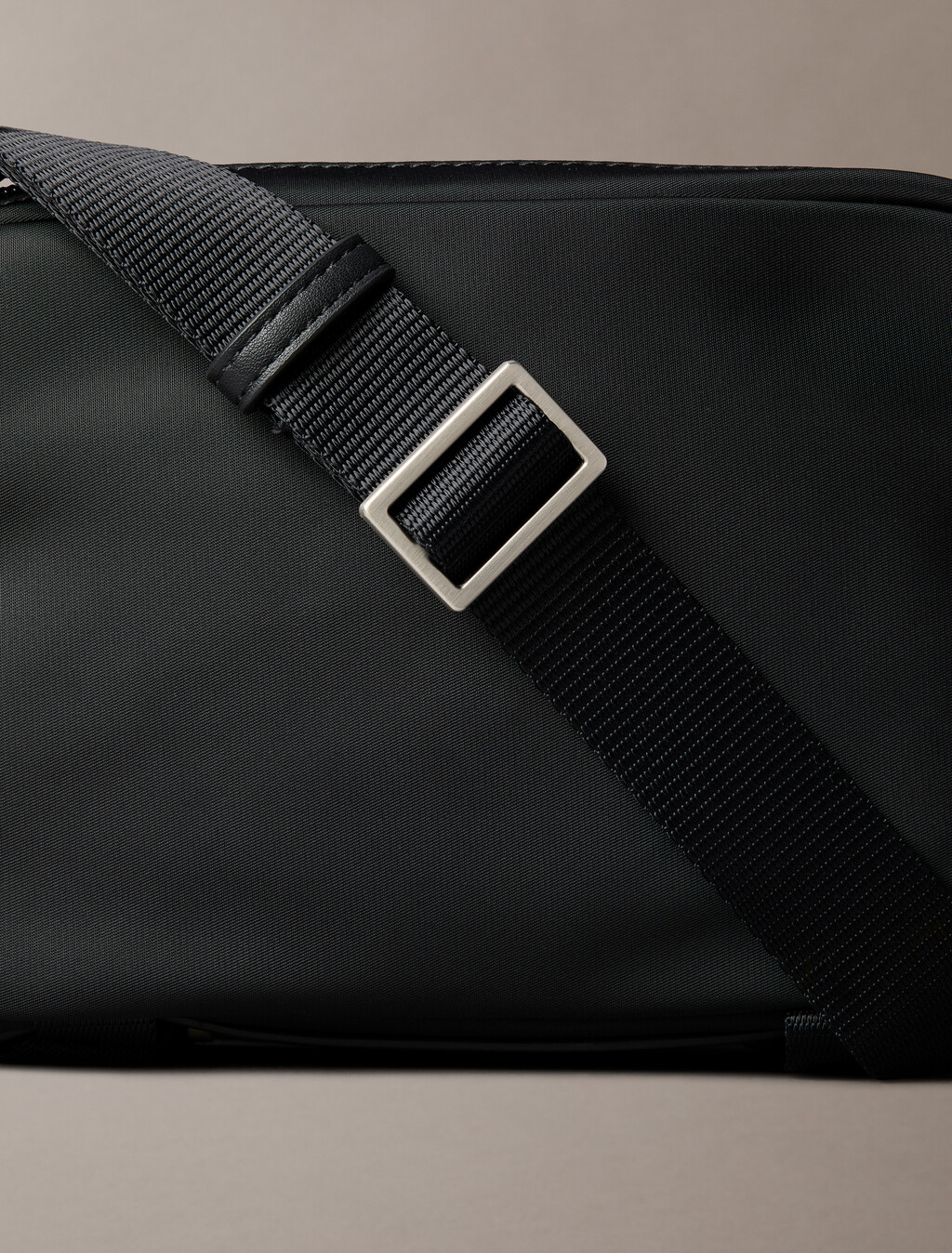 Buy 남성 나일론 슬릭 유틸리티 카메라 백 in color BLACK