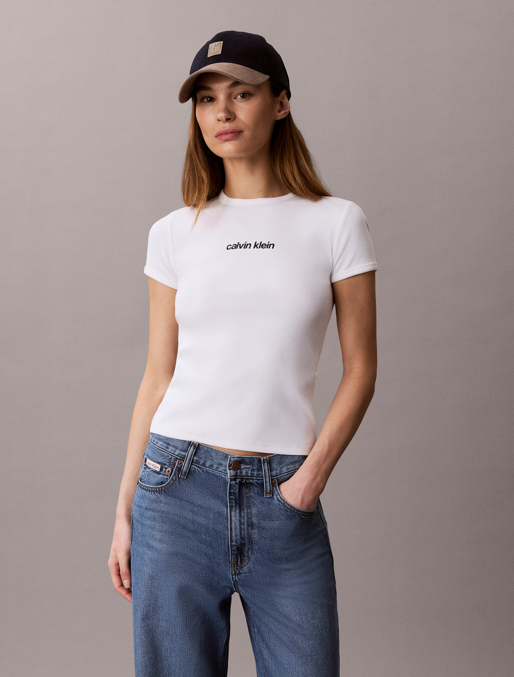 Buy 여성 컨투어립 로고 링거 티 in color BRIGHT WHITE