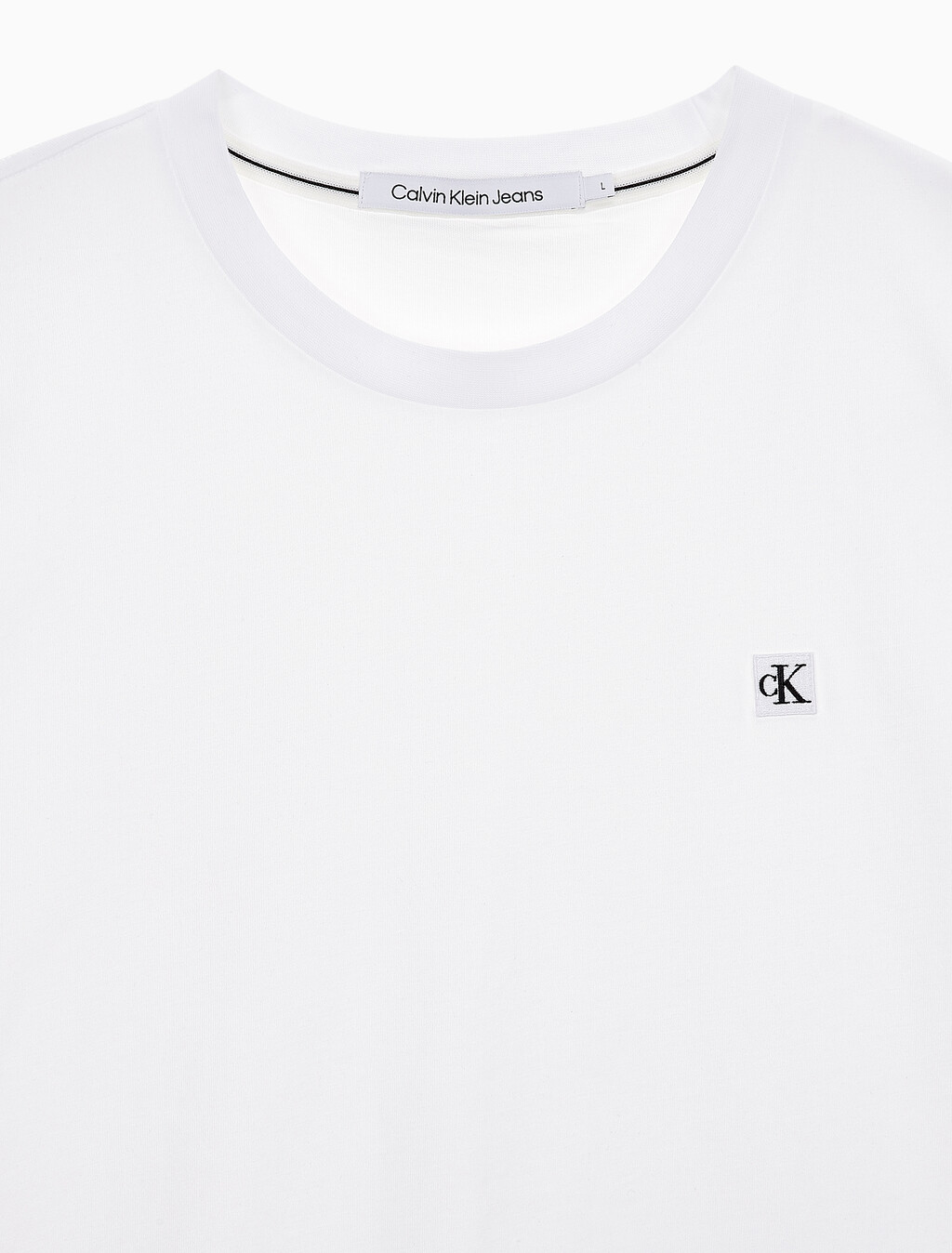 Buy 남성 레귤러핏 CK 로고 뱃지 반팔 티셔츠 in color BRIGHT WHITE